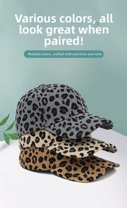 Cappellini da baseball in velluto a coste leopardato nei colori grigio, beige e marrone