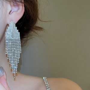 Vue détaillée des boucles d'oreilles géométriques à franges avec strass et placage argent