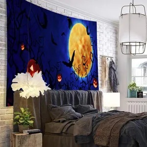 Detail van een Halloween wandkleed met pompoenen en een volle maan boven een bed