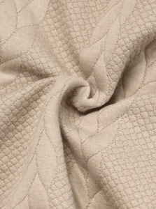 Makroaufnahme von beigem Waffelstrickstoff für Herren-Freizeithosen mit Kordelzug