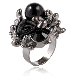 Détail macro d'une bague ajustable avec perle noire et gemme de style gothique vintage