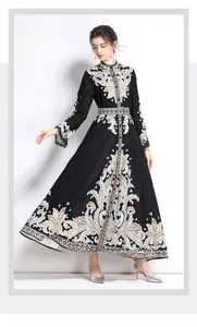 Détail de l'imprimé baroque vintage sur une robe longue évasée à manches longues boutonnée