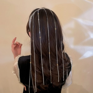 Primer plano de cadena de pelo con borlas de diamantes de imitación, tocado de cristal brillante.