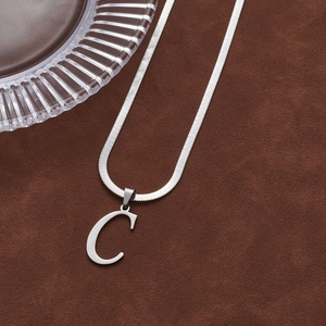 Collier hip hop argenté avec pendentif lettre C majuscule sur une chaîne serpent plate