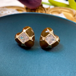 Elegante herzförmige Ohrstecker mit braunem Emaille und Zirkonia im luxuriösen Stil