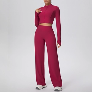 Détail d'ensemble de sport rouge baie avec haut zippé et pantalon de yoga large