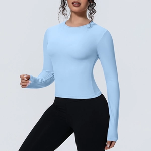 Détail du t-shirt de yoga bleu clair à manches longues avec col rond et tissu respirant