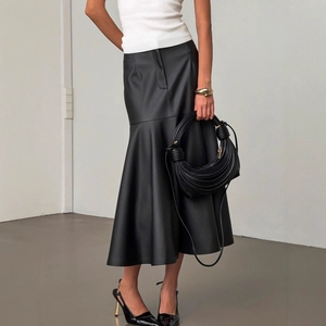 Jupe midi élégante en cuir PU noir à taille haute avec haut blanc et sac à main chic