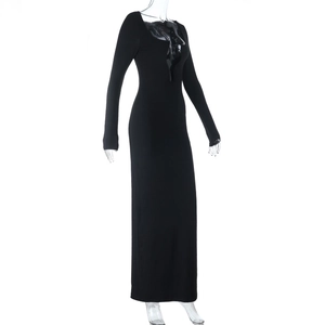 Gros plan sur une robe moulante noire avec encolure carrée et détails en dentelle