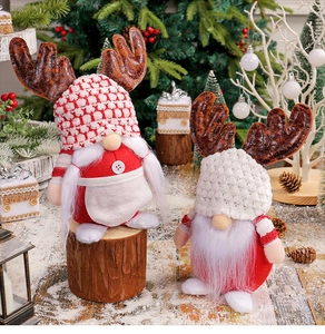 Gnomes de Noël avec bois de renne sur socles en bois et décorations de fête en gros plan