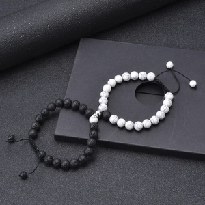 Bracciali magnetici per coppia in pietra lavica e turchese bianca su sfondo scuro