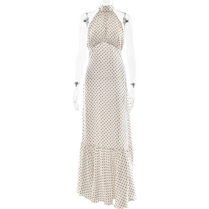 Robe longue licou beige à pois élégante avec ourlet à volants sur fond blanc