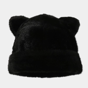 Détail d'un bonnet d'hiver en fausse fourrure noire épaisse avec oreilles d'animaux