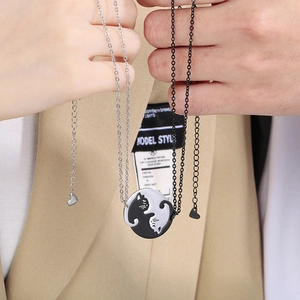 Colliers pour couples avec pendentifs chats noir et blanc en acier inoxydable