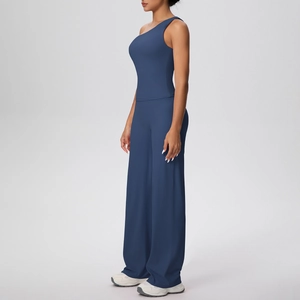 Détail d'un haut de yoga à une épaule bleu marine et d'un pantalon de fitness large à taille haute