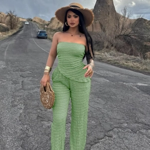 Ensemble d'été vert herbe plissé avec haut bandeau et pantalon large pour vacances