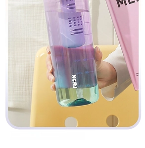 Detail of 1000ml purple gradient water bottle with built-in tea filter and scale markers