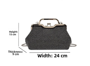 Dettaglio dimensioni della borsa nera con strass: larghezza 24cm e altezza 15cm mostrate