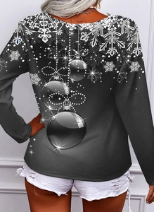 Rückansicht eines Weihnachts-Langarmshirts mit weißen Schneeflocken-Aufdrucken