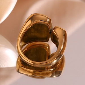 Vue détaillée de l'arrière d'une bague géométrique ajustable plaquée or 18 carats ouverte