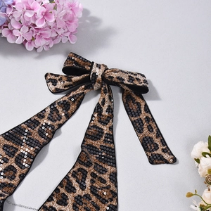 Détail de sequins léopard et d'un nœud papillon sur un haut court à dos nu