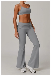 Gros plan sur les détails de la taille et les fronces du pantalon de yoga gris évasé