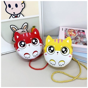 Détail de sacs à bandoulière mignons en forme de chat rouge et jaune pour filles