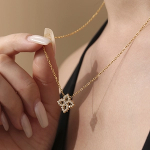 Goldene mehrlagige Edelstahl-Halskette mit diamantbesetztem Kleeblatt-Anhänger für Damen