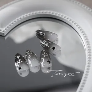 Détails de stickers pour ongles en amande avec dégradé noir et blanc et étoiles