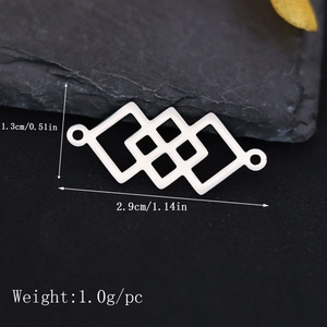 Détail du connecteur géométrique en acier argenté avec dimensions 2,9 cm x 1,3 cm