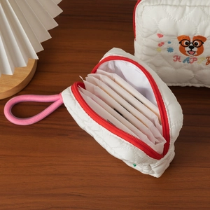 Détail de la trousse à maquillage blanche matelassée avec broderie chien mignonne