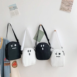 Sacs à bandoulière en toile avec motif fantôme de dessin animé suspendus au mur
