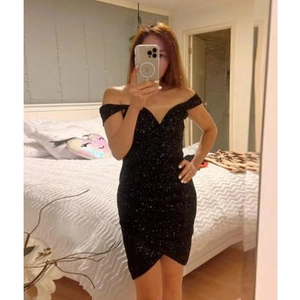 Elegante zwarte mini-jurk met lovertjes, blote schouders en een asymmetrische zoom