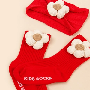Détails du bandeau et chaussettes rouges bébé avec ornements floraux en 3D tricotés