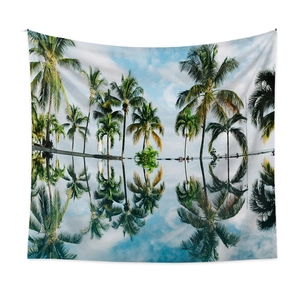 Boho-Wandteppich mit tropischen Palmen und Seelandschaft vor weißem Hintergrund