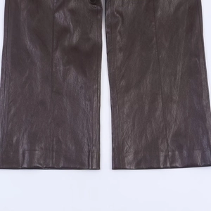 Pantalón recto de cuero sintético marrón oscuro con talle alto y acabado texturizado