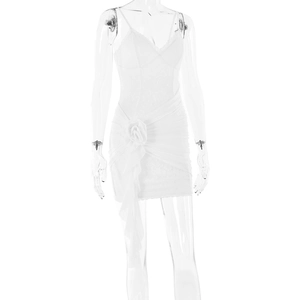 Détail de la robe courte en dentelle blanche avec fleurs 3D et design drapé à volants
