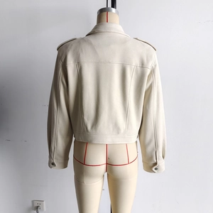 Vue arrière d'une veste en daim crème montrant le panneau arrière et la coupe minimaliste