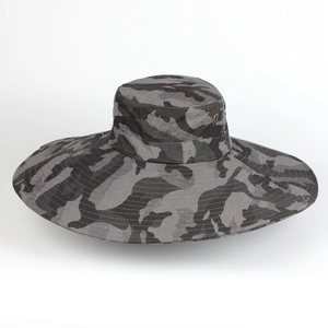 Détails des œillets métalliques et des boutons-pression sur un chapeau de soleil camouflage