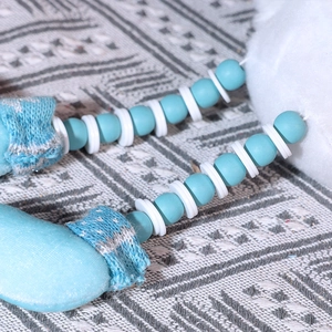 Gambe di perline blu della bambola di Natale in peluche con decorazione alla caviglia