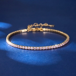 Vista macro del bracciale tennis dorato con zirconi rosa a taglio tondo e chiusura