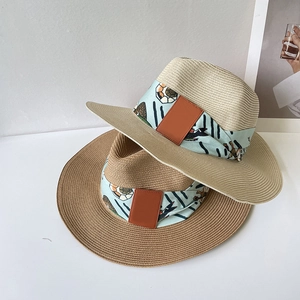 Chapeaux de paille pour femmes avec ruban de soie floral et écusson en cuir beige et brun
