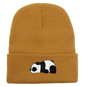 Gorro de punto amarillo con bordado de panda y dobladillo para calidez en invierno