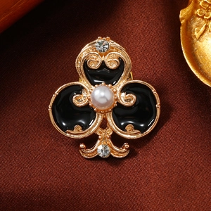 Vintage Poker Hearts Clubs Brooch Pin Alloy Enamel Artificial Pearl Rhinestone Collar Badge Accessory For Women Men