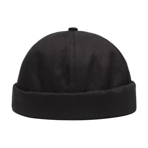 Bonnet docker minimaliste en tissu noir pour hommes et femmes sur fond blanc propre