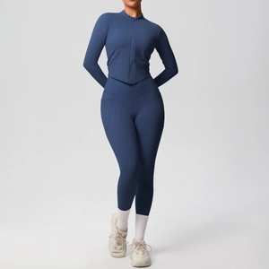 Détail d'un ensemble de yoga bleu foncé avec veste zippée et legging taille haute à poche latérale