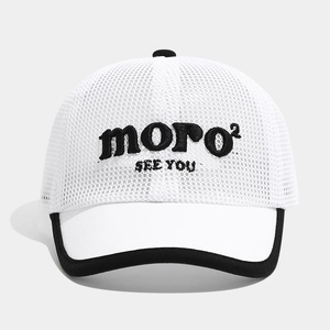 Détail de la couronne en maille blanche et de la broderie moro noire 3D sur la casquette