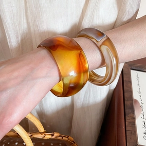 Retro amber tortoiseshell resin cuff bracelet set with minimalist wide wave design