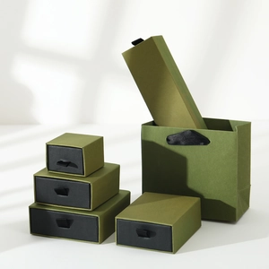 Olivgrüne Schmuck-Geschenkbox im Schubladendesign mit passender Tragetasche