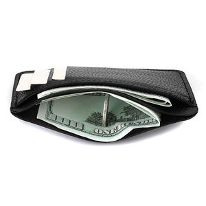 Détail du porte-cartes ultra-mince en cuir PU noir avec plusieurs fentes et compartiment à billets